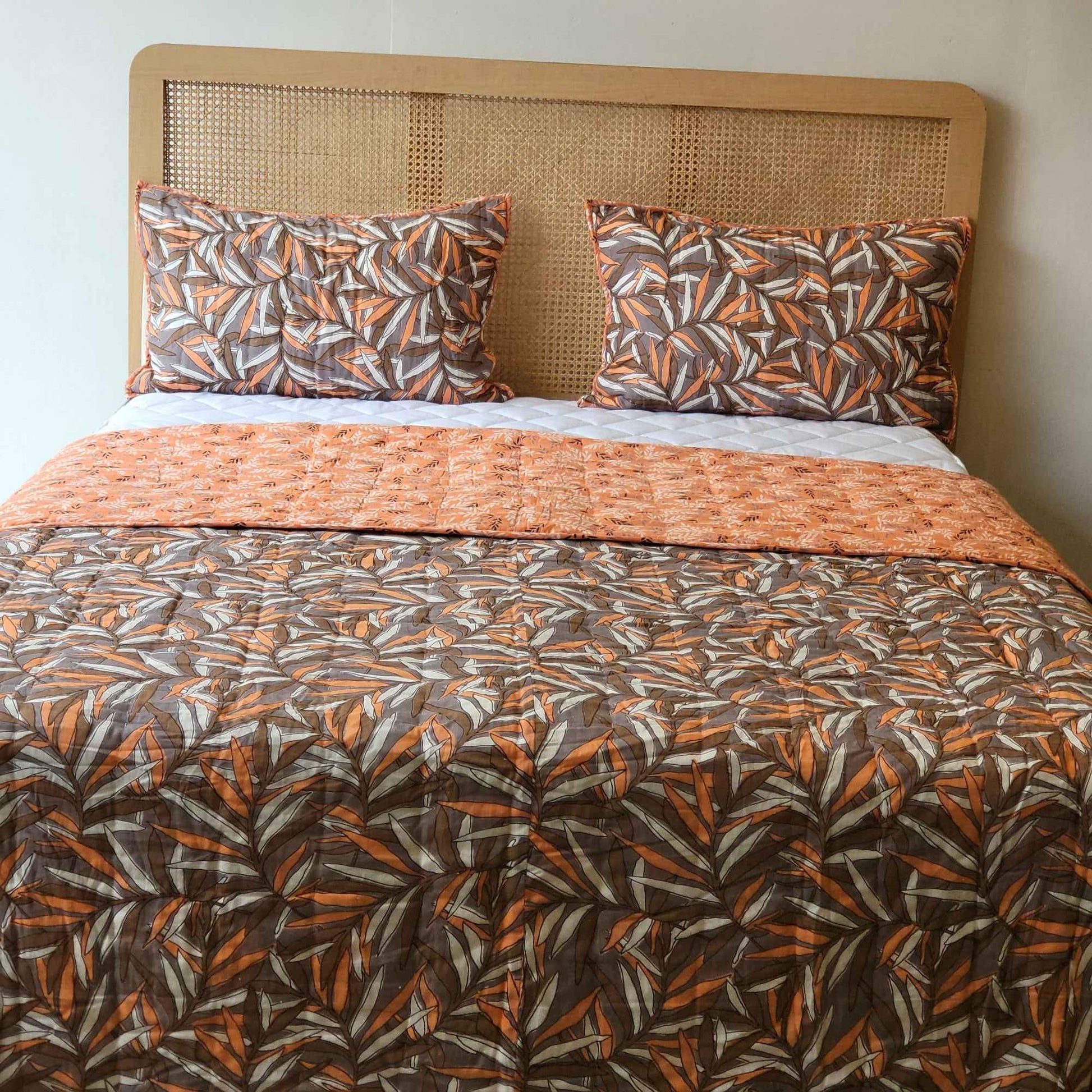 Maati: Cotton-Filled Blanket Set in Leaf Pattern