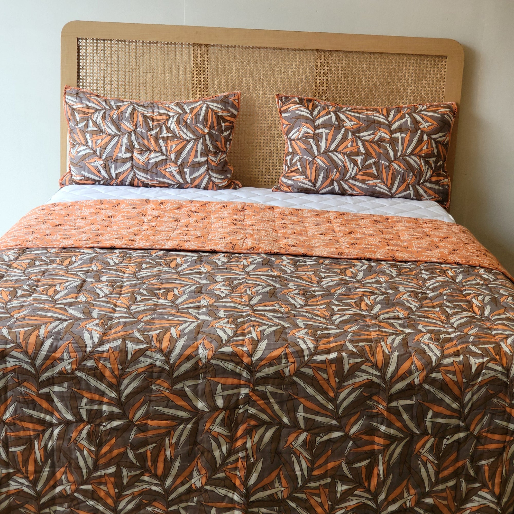 KAAPA_HOUSE_OF_HIMALAYAS_100_COTTON_BROWN_ORANGE_LEAVES_PATTERN_QUILTED_SET_Quilt_bed_set_01