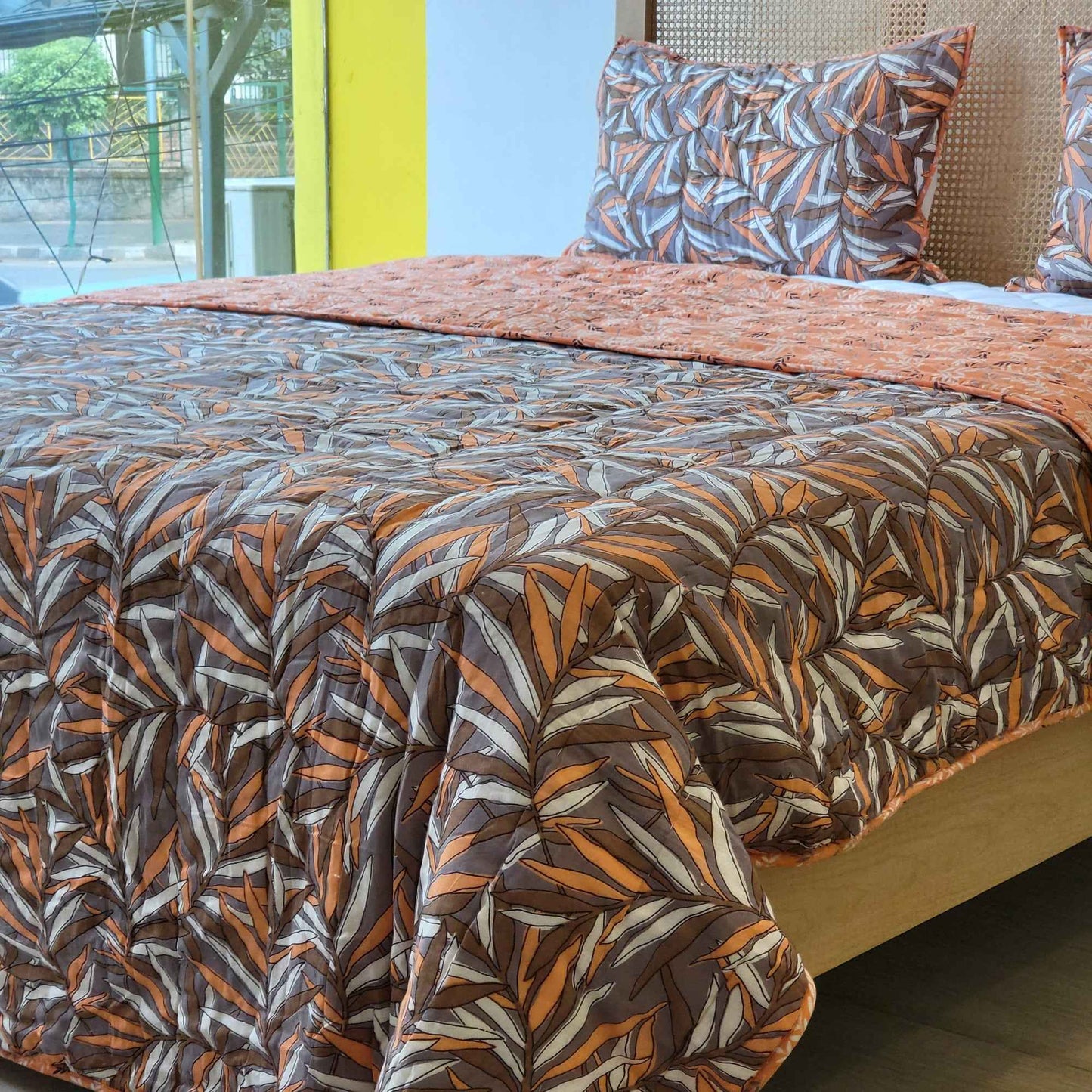 Maati: Cotton-Filled Blanket Set in Leaf Pattern