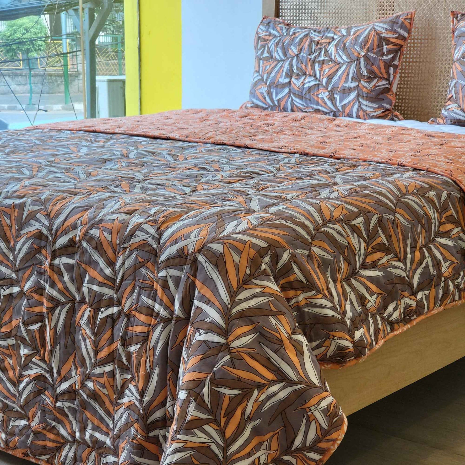 Maati: Cotton-Filled Blanket Set in Leaf Pattern