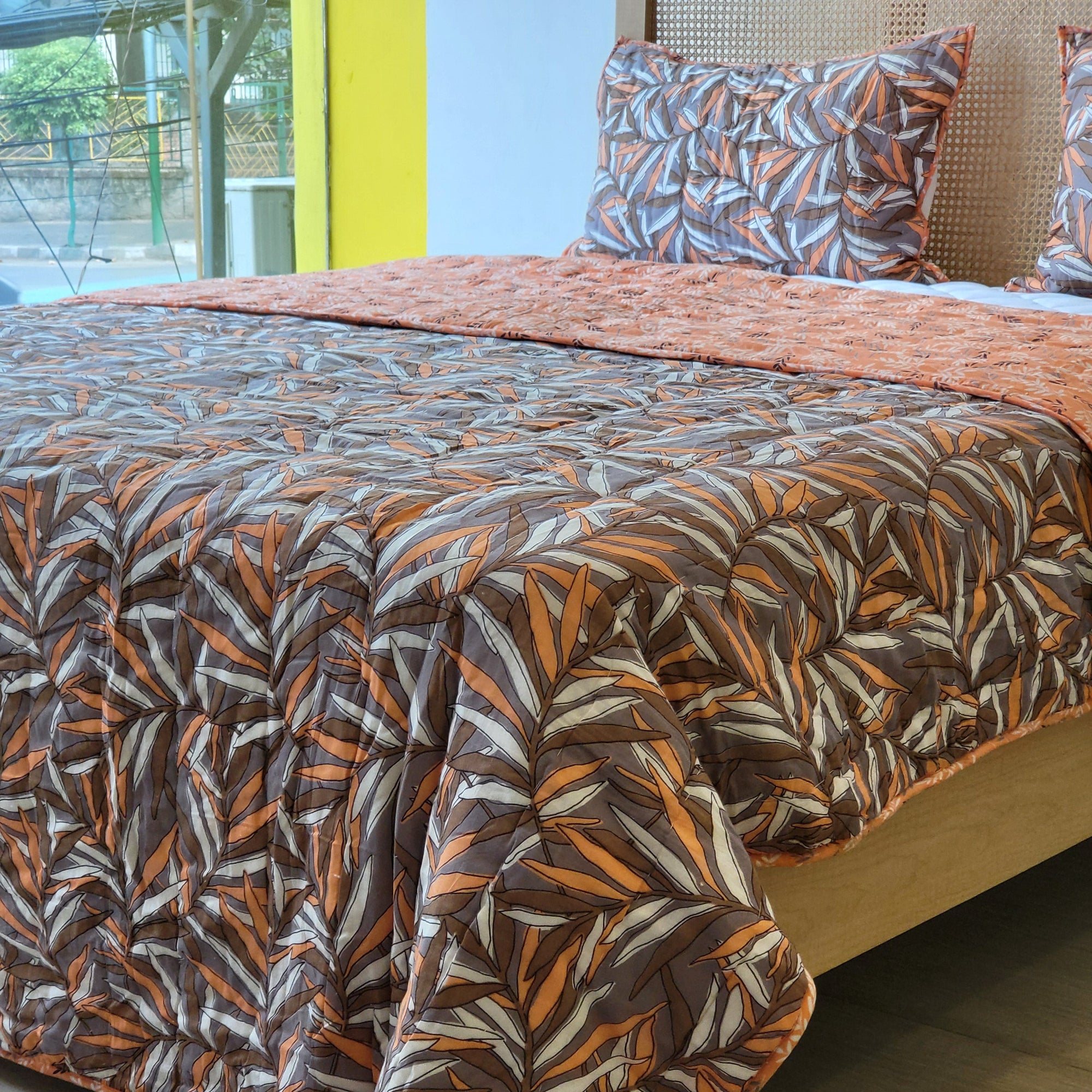 KAAPA_HOUSE_OF_HIMALAYAS_100_COTTON_BROWN_ORANGE_LEAVES_PATTERN_QUILTED_SET_Quilt_bed_set_02