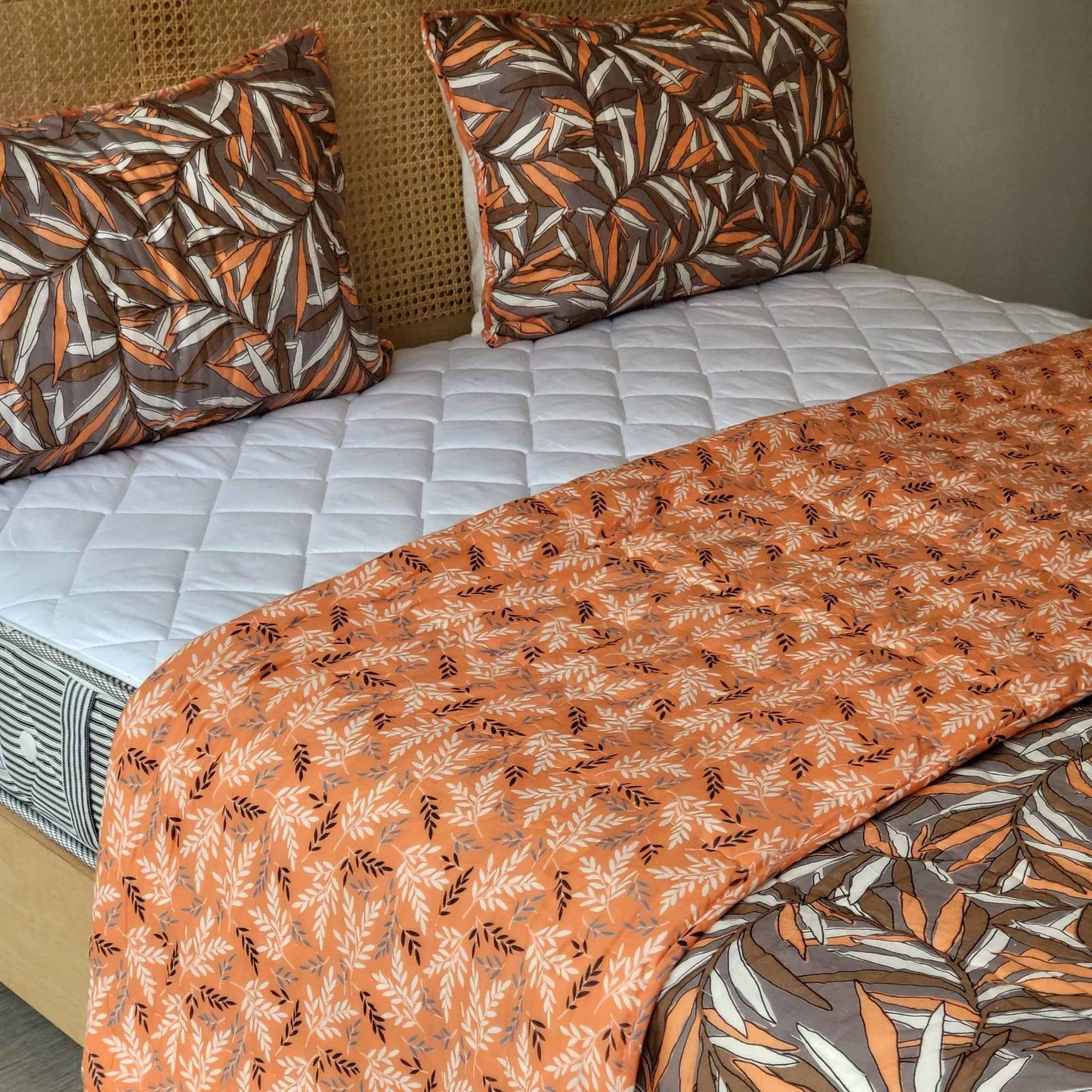 Maati: Cotton-Filled Blanket Set in Leaf Pattern