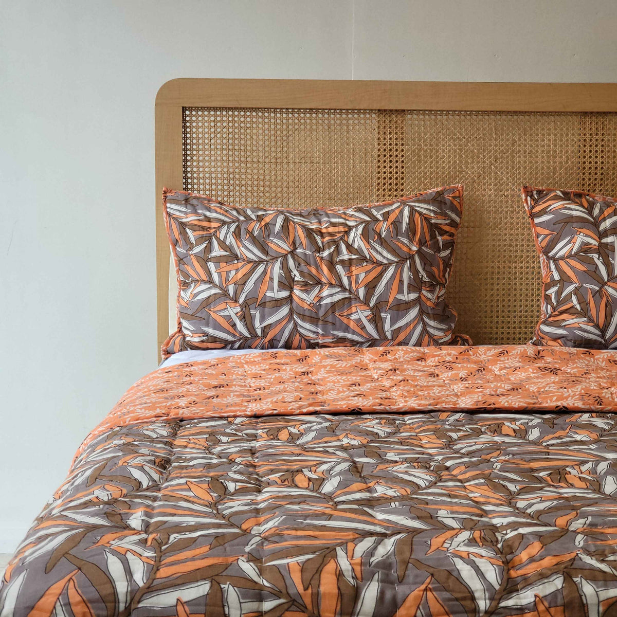 Maati: Cotton-Filled Blanket Set in Leaf Pattern