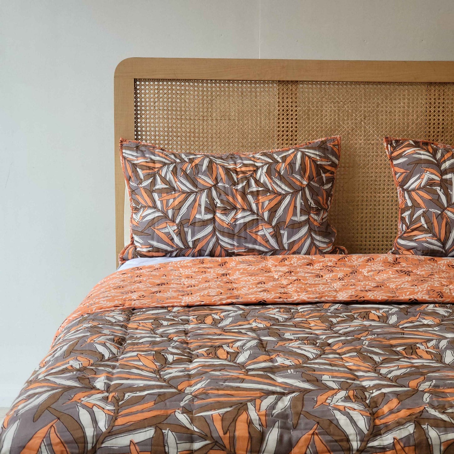 Maati: Cotton-Filled Blanket Set in Leaf Pattern