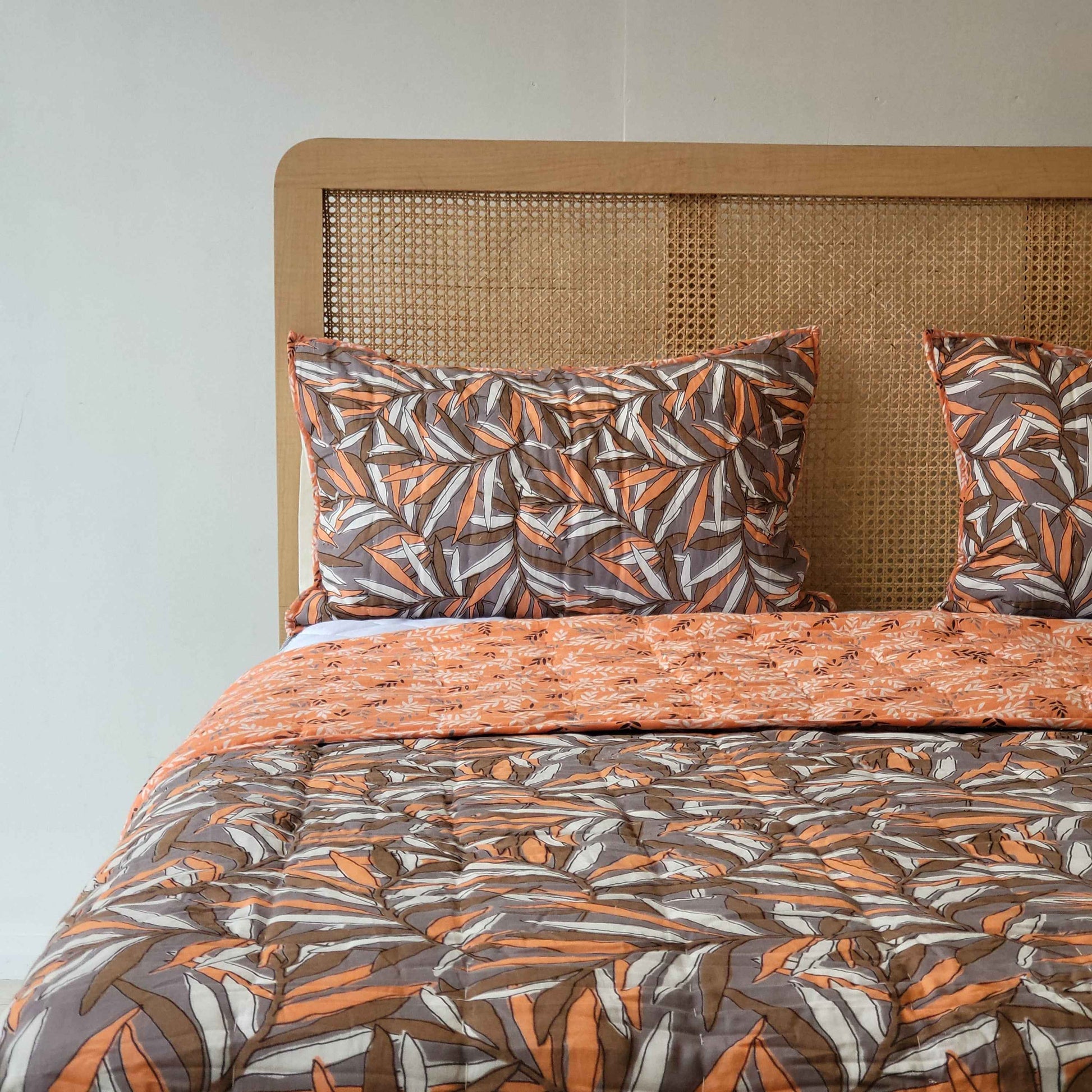 Maati: Cotton-Filled Blanket Set in Leaf Pattern