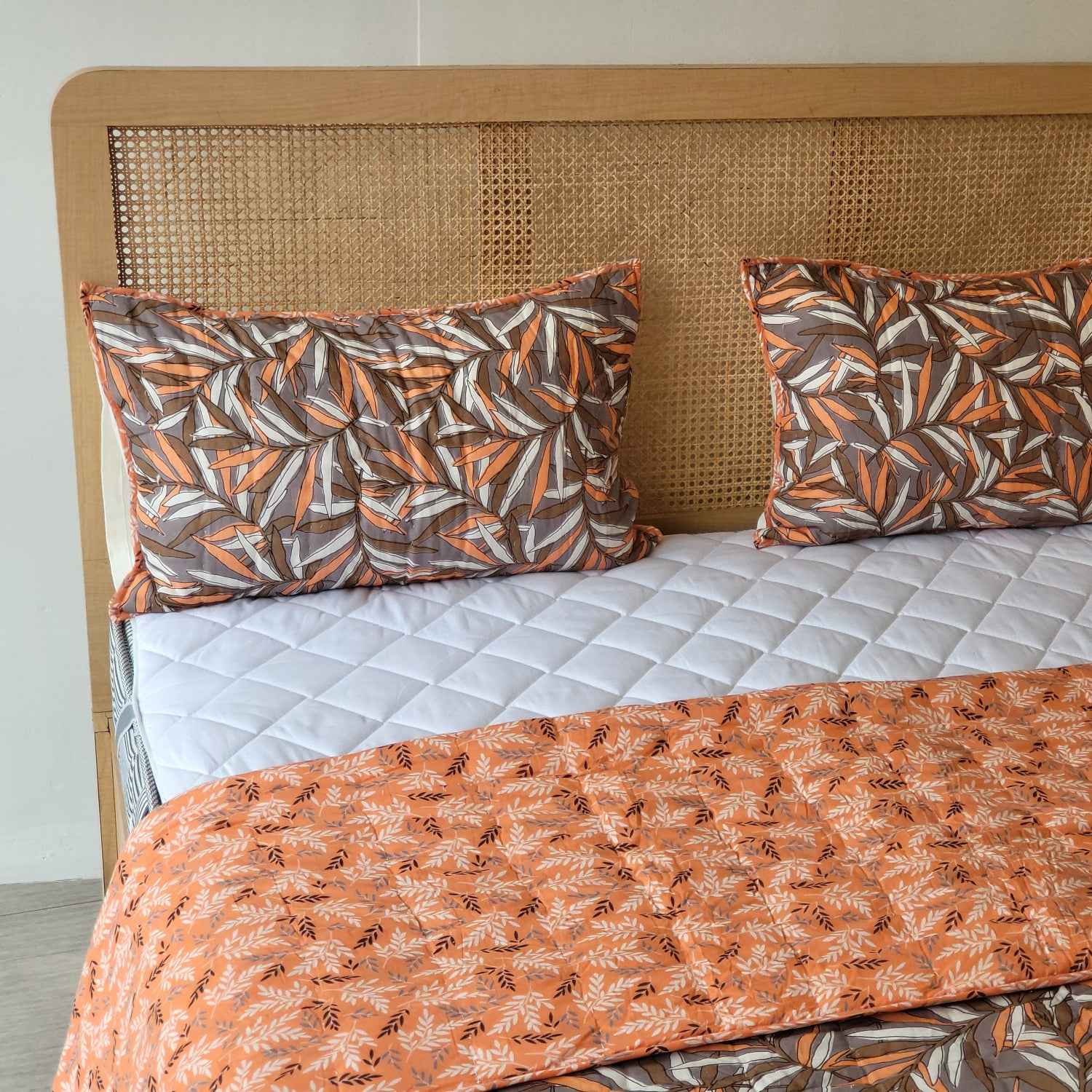 Maati: Cotton-Filled Blanket Set in Leaf Pattern