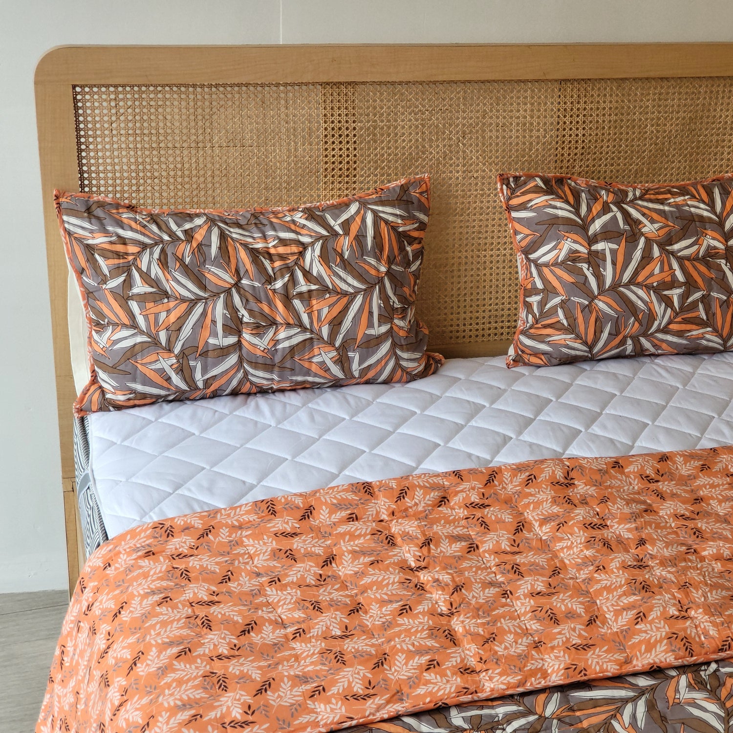 KAAPA_HOUSE_OF_HIMALAYAS_100_COTTON_BROWN_ORANGE_LEAVES_PATTERN_QUILTED_SET_Quilt_bed_set_06