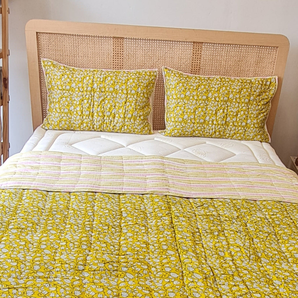 KAAPA_HOUSE_OF_HIMALAYAS_100_COTTON_MUSTARD_YELLOW_FLOWER_PAISLEY_PATTERN_01_Quilt_bed_set