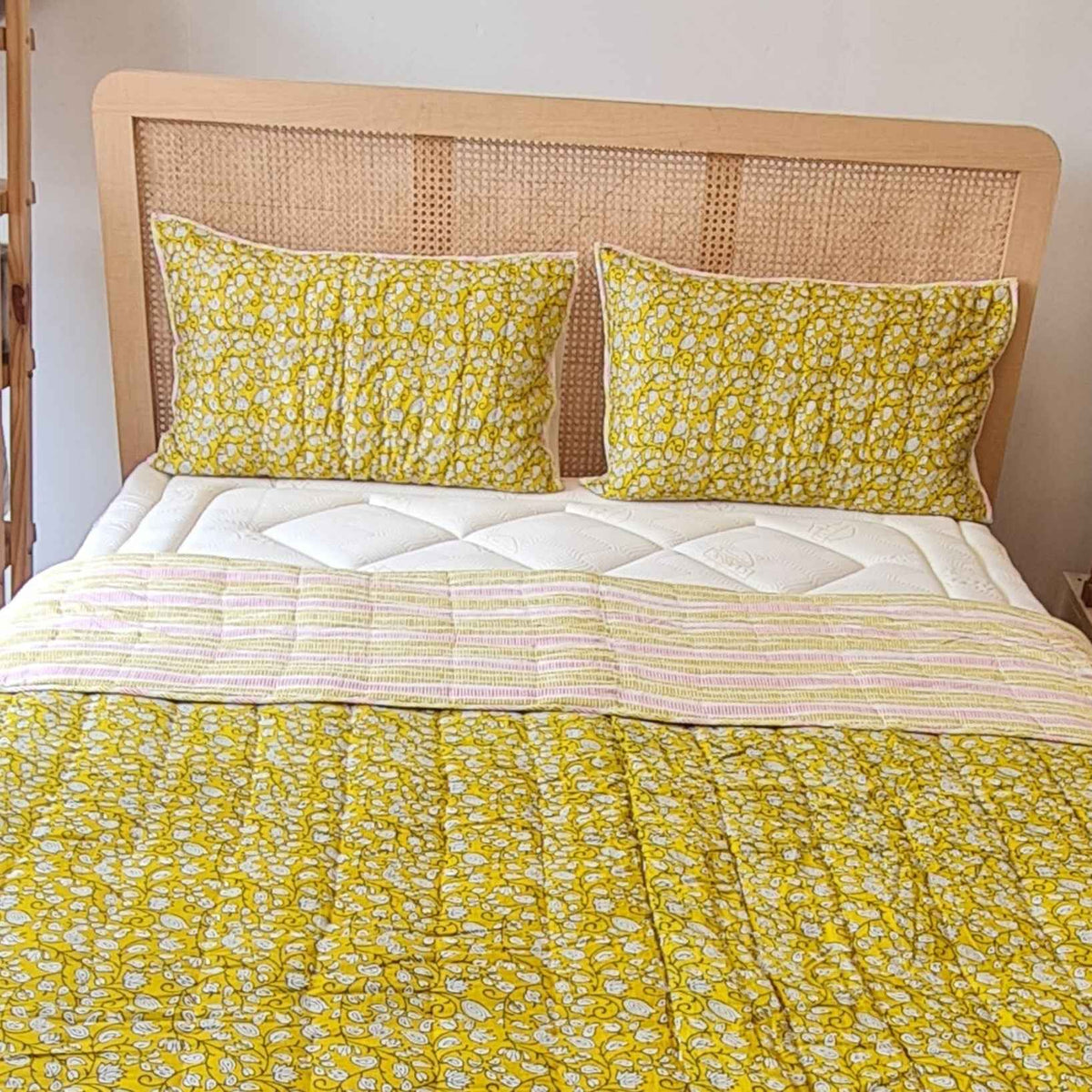 Kiran: Cotton-Filled Blanket Set in Leaf Pattern