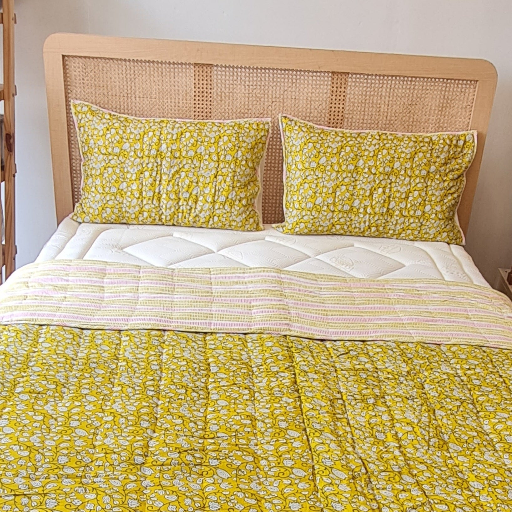 KAAPA_HOUSE_OF_HIMALAYAS_100_COTTON_MUSTARD_YELLOW_FLOWER_PAISLEY_PATTERN_01_Quilt_bed_set