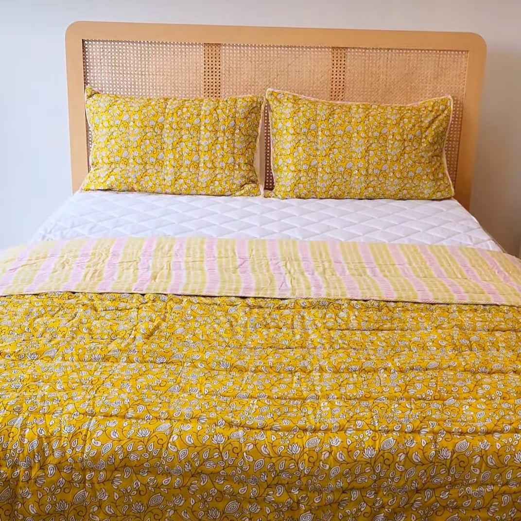 Kiran: Cotton-Filled Blanket Set in Leaf Pattern